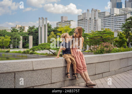 Mère et fils les touristes en Corée. Voyage Corée du concept. Voyager avec des enfants concept Banque D'Images