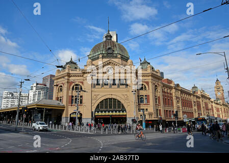 L'Australie, Victoria, Melbourne, 11 avril 2019 - la gare de Flinders Street est une gare ferroviaire à l'angle des rues Flinders et Swanston j Banque D'Images