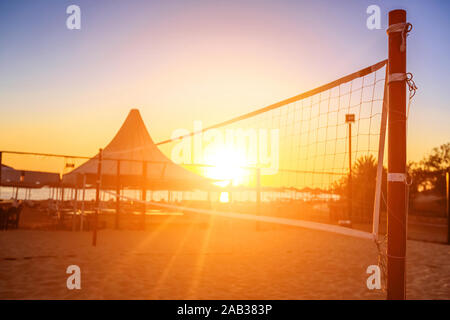 Sillhouette d'un filet de volley-ball et le lever du soleil sur la plage Banque D'Images