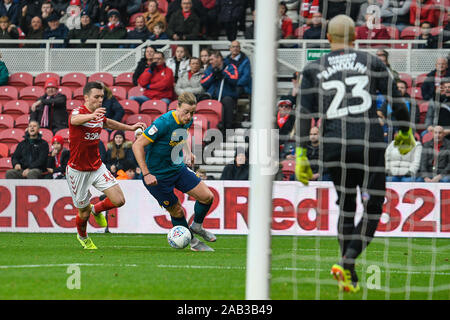 24 novembre 2019, Stade Riverside, Middlesbrough, Angleterre ; Sky Bet Championship, Middlesbrough v Hull City : Tom Eaves (9) de la ville de coque porte sur l'objectif avec Jonathan Howson (16) de Middlesbrough chasing Crédit : Iam brûler/News Images Banque D'Images