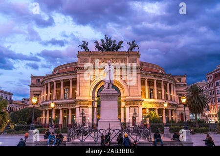 Théâtre Teatro Politeama Garibaldi dans der Abenddämmerung, Palermo, sicilia, Italie, Europa | théâtre Teatro Politeama Garibaldi au crépuscule, Palerme, Banque D'Images