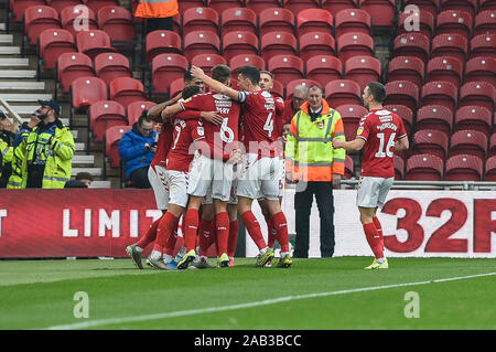 24 novembre 2019, Stade Riverside, Middlesbrough, Angleterre ; Sky Bet Championship, Middlesbrough v Hull City : Ashley Fletcher (11) de Middlesbrough célèbre avec ses coéquipiers après avoir marqué Crédit : Iam brûler/News Images Banque D'Images