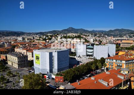 Nice, Sud de la France, 2019. Vue panoramique du musée MAMAC d'art moderne et contemporain et du théâtre national. Crédit : Vuk Valcic / Alamy Banque D'Images