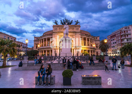 Théâtre Teatro Politeama Garibaldi dans der Abenddämmerung, Palermo, sicilia, Italie, Europa | théâtre Teatro Politeama Garibaldi au crépuscule, Palerme, Banque D'Images