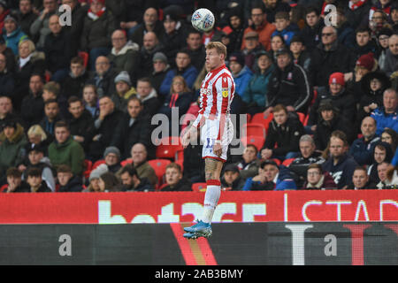 23 novembre 2019, Bet365 Stadium, Stoke-on-Trent, Angleterre ; Sky Bet Championship, Stoke City v Wigan Athletic : James McClean (11) de Stoke City est à la tête de la ball Crédit : Richard Long/News Images Banque D'Images