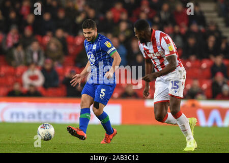 23 novembre 2019, Bet365 Stadium, Stoke-on-Trent, Angleterre ; Sky Bet Championship, Stoke City v Wigan Athletic : Sam Morsy (5) de Wigan Athletic traverse la ball Crédit : Richard Long/News Images Banque D'Images