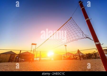 Sillhouette d'un filet de volley-ball et le lever du soleil sur la plage Banque D'Images