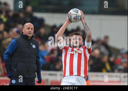 23 novembre 2019, Bet365 Stadium, Stoke-on-Trent, Angleterre ; Sky Bet Championship, Stoke City v Wigan Athletic : Tom Edwards (2) de Stoke City tales le jet en crédit : Richard Long/News Images Banque D'Images