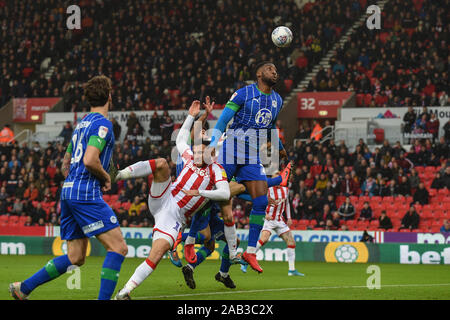 23 novembre 2019, Bet365 Stadium, Stoke-on-Trent, Angleterre ; Sky Bet Championship, Stoke City v Wigan Athletic : Cheyenne Dunkley (22) de Wigan Athletic efface avec l'en-tête Crédit : Richard Long/News Images Banque D'Images