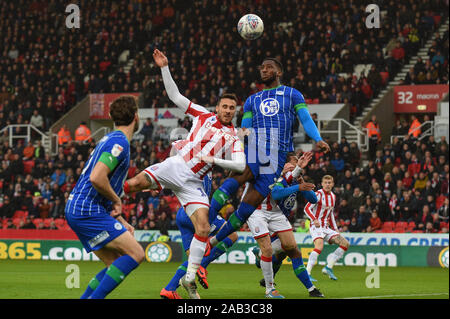 23 novembre 2019, Bet365 Stadium, Stoke-on-Trent, Angleterre ; Sky Bet Championship, Stoke City v Wigan Athletic : Cheyenne Dunkley (22) de Wigan Athletic efface avec l'en-tête Crédit : Richard Long/News Images Banque D'Images