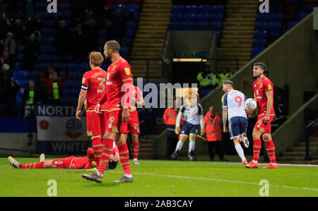 16 novembre 2019, stade de l'Université de Bolton, Bolton, Angleterre ; Sky Bet League 1, Bolton Wanderers v MK Dons : Daryl Murphy (9) de Bolton Wanderers tours pour célébrer son 93e minute but gagnant comme le Milton Keynes Dons joueurs regarder effaré Crédit : Conor Molloy/News Images Banque D'Images