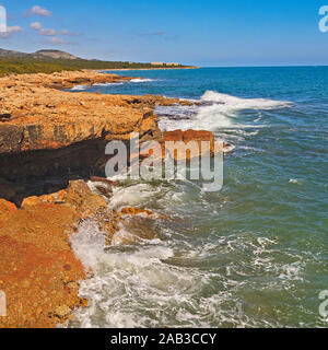 Tourbillonnant autour de la mer les rochers sur la côte méditerranéenne près de Alcossebre Banque D'Images