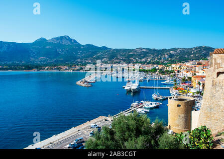 CALVI, FRANCE - 21 septembre 2018 : une vue sur le port de Calvi, en Corse, France, avec de nombreux yachts amarrés dans les piliers de la marina, depuis la cit Banque D'Images