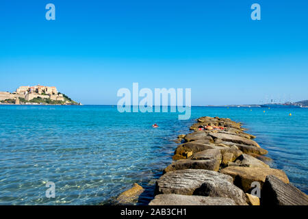 CALVI, FRANCE - 21 septembre 2018 : Certaines personnes plongée sur la mer et soleil dans un brise-lames de la Plage de Calvi, à Calvi, Corse, Franc Banque D'Images