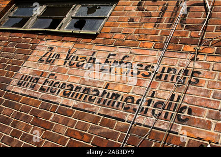 Außenwand Beschriftung und von einem alten Hafen im Silo |Le marquage d'un mur extérieur d'un vieux silo dans le port| Banque D'Images