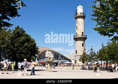 Der historische und Leuchtturm Teepott à Warnemünde |Le phare historique et Teepott à Warnemünde| Banque D'Images