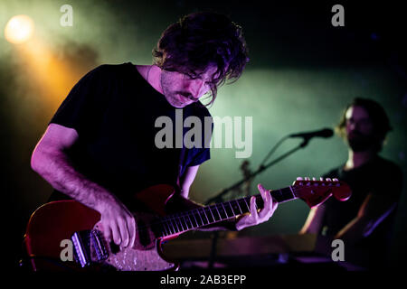 Jinte Deprez de indie pop/rock belge groupe, Balthazar, est vu en live au Hard CLub à Porto, Portugal. Banque D'Images