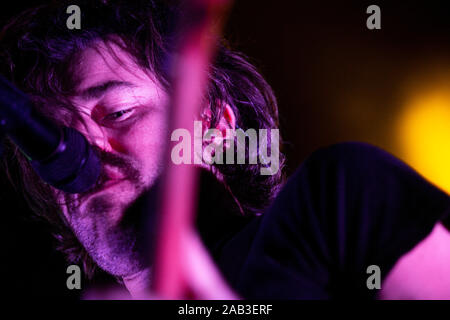 Jinte Deprez de indie pop/rock belge groupe, Balthazar, est vu en live au Hard CLub à Porto, Portugal. Banque D'Images