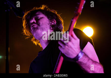 Jinte Deprez de indie pop/rock belge groupe, Balthazar, est vu en live au Hard CLub à Porto, Portugal. Banque D'Images