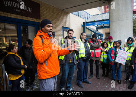 Londres, Royaume-Uni. 25 novembre, 2019. Les travailleurs externalisés appartenant à l'Organisation des voix du monde (UVW) trade union position sur la ligne de piquetage à l'extérieur de leur milieu au St Mary's Hospital de Paddington. Sous-traitée à l'Imperial College Healthcare NHS Trust par Sodexo, l'une des plus grandes entreprises multinationales, autour de 200 nettoyeurs de migrants, les porteurs et les traiteurs sont frappants de devenir des employés du NHS et ont déclaré une grève illimitée en janvier 2020. Credit : Mark Kerrison/Alamy Live News Banque D'Images