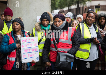 Londres, Royaume-Uni. 25 novembre, 2019. Les travailleurs externalisés appartenant à l'Organisation des voix du monde (UVW) trade union position sur la ligne de piquetage à l'extérieur de leur milieu au St Mary's Hospital de Paddington. Sous-traitée à l'Imperial College Healthcare NHS Trust par Sodexo, l'une des plus grandes entreprises multinationales, autour de 200 nettoyeurs de migrants, les porteurs et les traiteurs sont frappants de devenir des employés du NHS et ont déclaré une grève illimitée en janvier 2020. Credit : Mark Kerrison/Alamy Live News Banque D'Images