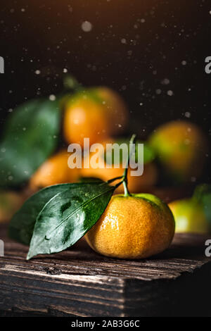 Mandarine avec des feuilles sur un pays à l'ancienne table. Focus sélectif. La verticale. Banque D'Images