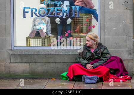 Frozen II à Preston, Lancashire. Météo britannique. Novembre 2019. Les gens qui passent mendiant, sans-abri et sans-abri, les gens vivant dans la rue, porte, dormir, pauvreté, chômage, bien-être, mendiants, tramp rampamment, hobo, baume, vagabond. malheureuse personne dans la pauvreté, pauvre vagabond, clochard, drifter, minable, déchiqueté, lamentable, unkempt, douteux, minable, pauvre, maladroit dormant. Banque D'Images