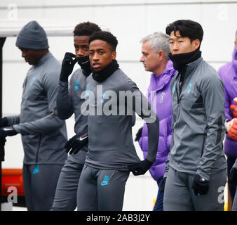 Enfield, Royaume-Uni. 25Th Nov, 2019. ENFIELD, Angleterre. 25 décembre : L-R de Tottenham Hotspur Tottenham Hotspur et Kyle Walker-Peters Heung-Min son fils pendant la formation de Tottenham Hotspur session avant la Ligue des Champions Groupe B match contre l'Olympiakos au Hotspur façon, Enfield le 25 décembre, 2019 à Enfield, Angleterre. Action Crédit : Foto Sport/Alamy Live News Banque D'Images