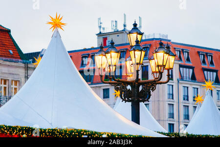 Stars au Marché de Noël de Gendarmenmarkt à Berlin Allemagne reflex en hiver Banque D'Images