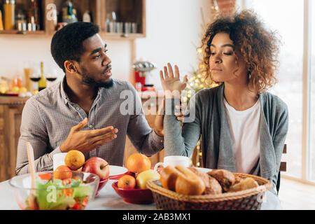 Africains-américains l'homme et la femme s'en cuisine Banque D'Images