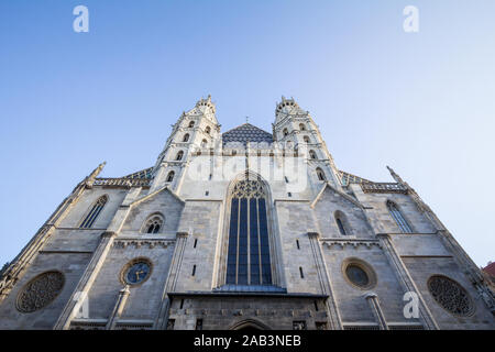 Domkirche St Stephan cathedral à Vienne, Autriche. Situé sur la place Stephansplatz, la Domkirche est la principale église catholique de la ville, et un grand touris Banque D'Images