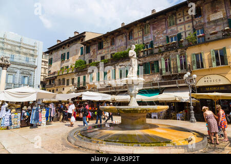 Piazza delle Erbe, Vérone, Italie Banque D'Images