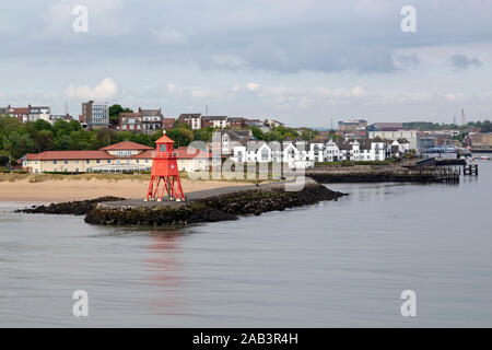 Le troupeau épi phare de South Shields, en Angleterre. Le phare a été construit dans les années 1880 sur l'épi, Promenade sur la rive sud de la Riv Banque D'Images