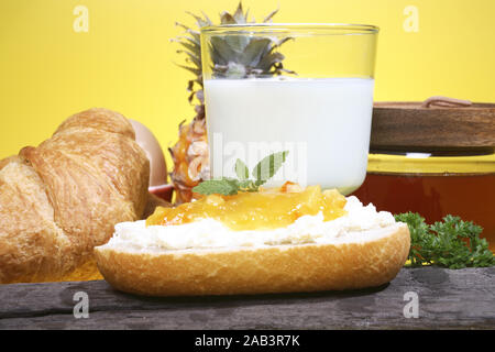Frischkaese Milch und mit Fruehstueck Banque D'Images