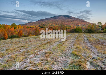 Scène du matin de givre sur un terrain avec des montagnes en arrière-plan dans la ville de Manchester, Vermont. Banque D'Images