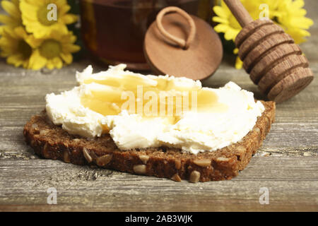 Frischk‰se mit bien volé und Honig |du pain complet avec du fromage à la crème et le miel| Banque D'Images