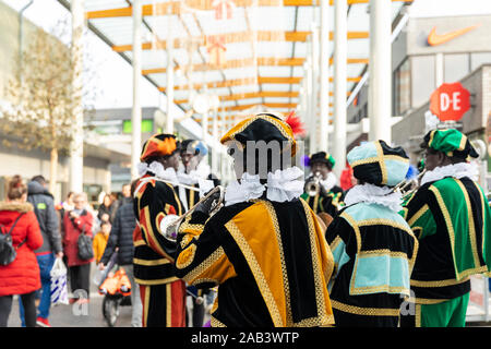Eindhoven (Pays-Bas), 23 novembre 2019. Pieten heureux portant leurs costumes colorés dans une fanfare jouant la musique Sinterklaas. Dutch festi Banque D'Images