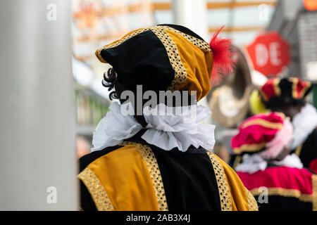 Eindhoven (Pays-Bas), 23 novembre 2019. Un Piet portent leur costume ocre colorés dans une fanfare tout en jouant de la musique. Traditionnel néerlandais Banque D'Images