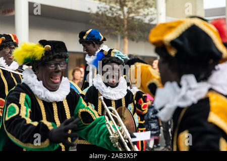 Eindhoven (Pays-Bas), 23 novembre 2019. Pieten heureux portant leurs costumes colorés dans une fanfare jouant la musique Sinterklaas et souriant. Banque D'Images