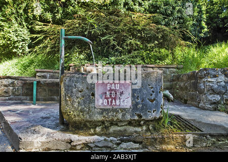 Alter Brunnen in der Altstadt von Ribeauville |vieille fontaine dans la vieille ville de Ribeauville| Banque D'Images