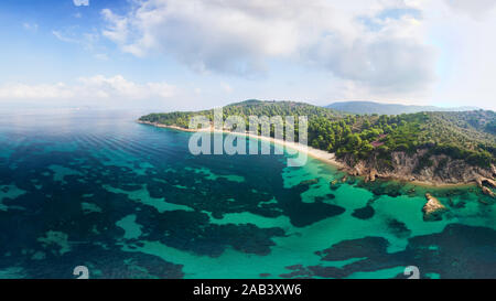 La plage d'Agia Eleni à partir de l'île de Skiathos, Grèce drone Banque D'Images