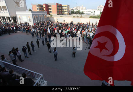 25 novembre 2019, la ville de Gaza, bande de Gaza, territoire palestinien occupé : étudiants palestiniens lever du drapeau tunisien, à Hassan Harazin school, à remercier la Tunisie et le ministre tunisien de l'éducation, Hatem Ben Salem, pour leur soutien à la Palestine, dans la ville de Gaza le 25 novembre 2019. Le vendredi toutes les écoles de Tunisie a organisé un stand dans la solidarité et l'appui de la lutte des Palestiniens, et contre Mike Pompeo, le secrétaire d'etat des déclarations de légitimer les colonies israéliennes en Cisjordanie. Ben Salem, les deux présidents des fédérations de l'enseignement primaire et secondaire Banque D'Images