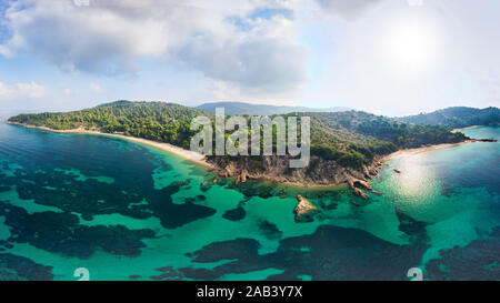 Les plages et d'Agia Eleni de bananes de l'île de Skiathos, Grèce drone Banque D'Images