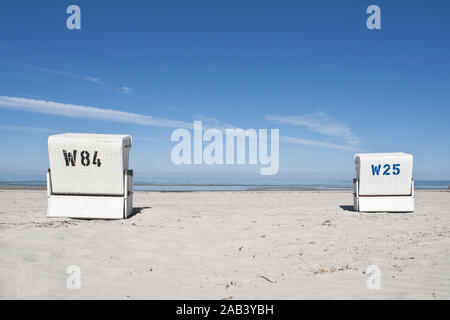 Un Strandkörbe einem Strand an der Ostsee |chaises de plage sur une plage de la mer Baltique| Banque D'Images