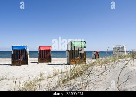 Un Strandkörbe einem Strand an der Ostsee |chaises de plage sur une plage de la mer Baltique| Banque D'Images