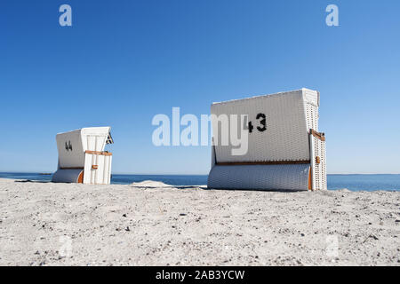 Un Strandkörbe einem Strand an der Ostsee |chaises de plage sur une plage de la mer Baltique| Banque D'Images