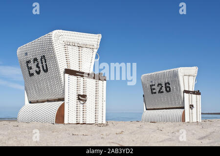 Un Strandkörbe einem Strand an der Ostsee |chaises de plage sur une plage de la mer Baltique| Banque D'Images