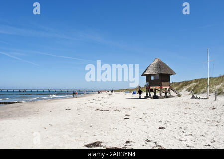 DLRG Haus an einem Strand an der Ostsee |DLRG maison sur une plage de la mer Baltique| Banque D'Images