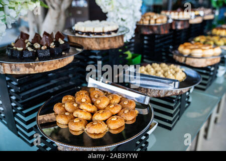 Un délicieux buffet de desserts avec divers boulangerie sucré dans un restaurant ou hôtel. Banque D'Images