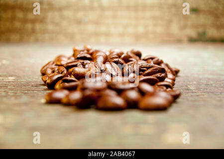 Nahaufnahme von auf einem alten Holztisch Kaffeebohnen |Close-up de grains de café dans une vieille table de bois| Banque D'Images